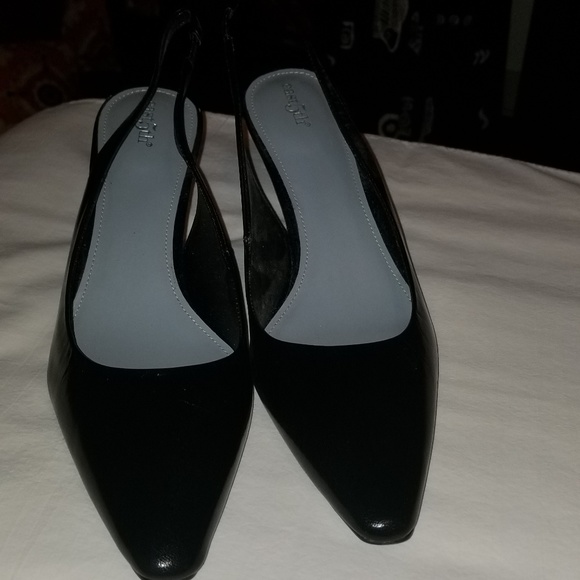 Shoes - Black sling back pumps